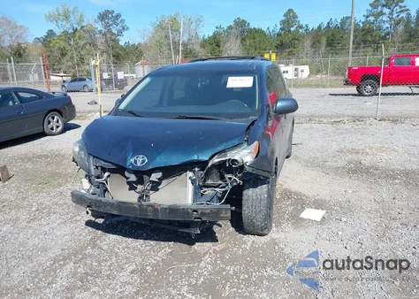 2012 Toyota Sienna Se 8 Passenger z USA, uszkodzony, nr VIN 5TDXK3DC5CS188773